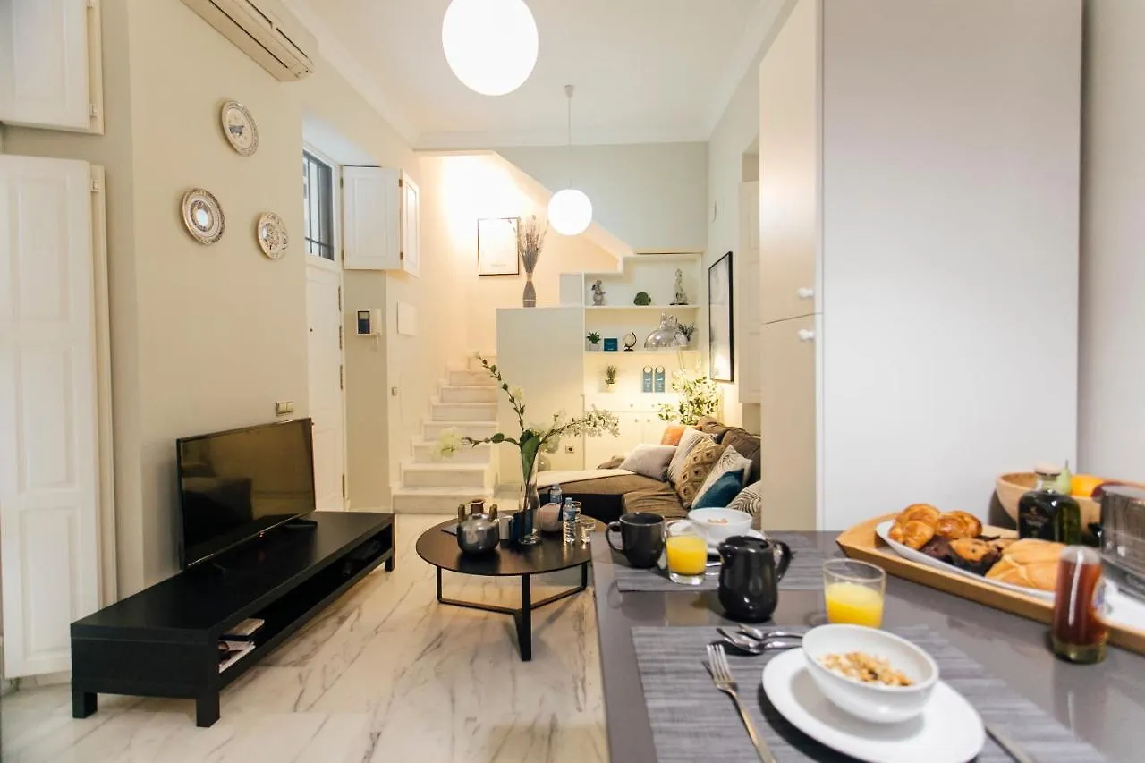 Comfortable Duplex- 1Bd 2Bth- Dean Miranda Seville